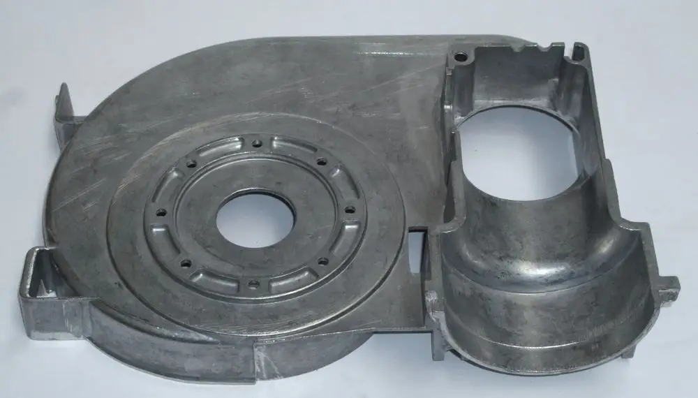 Edelstahl-Brennergehäuse von Daikin, rechteckige Form mit kreisförmigem Ausschnitt und seitlichem Anschluss. Oberfläche zeigt die typische Metallstruktur.